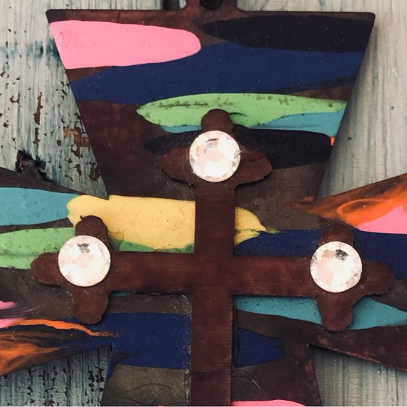 Painted metal cross that could be a wall hanging, Xmas tree ornament, or pendant - Picture 7 of 9